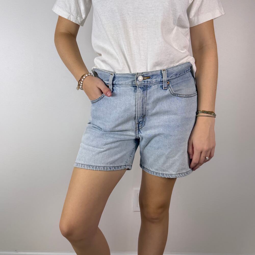 Vintage 90s Levis light wash denim mom shorts size 8